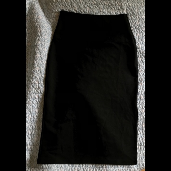 Halogen Dresses & Skirts - HALOGEN True Black Fall/Winter Weight Modest Stretchy Skirt. 28.5” Long